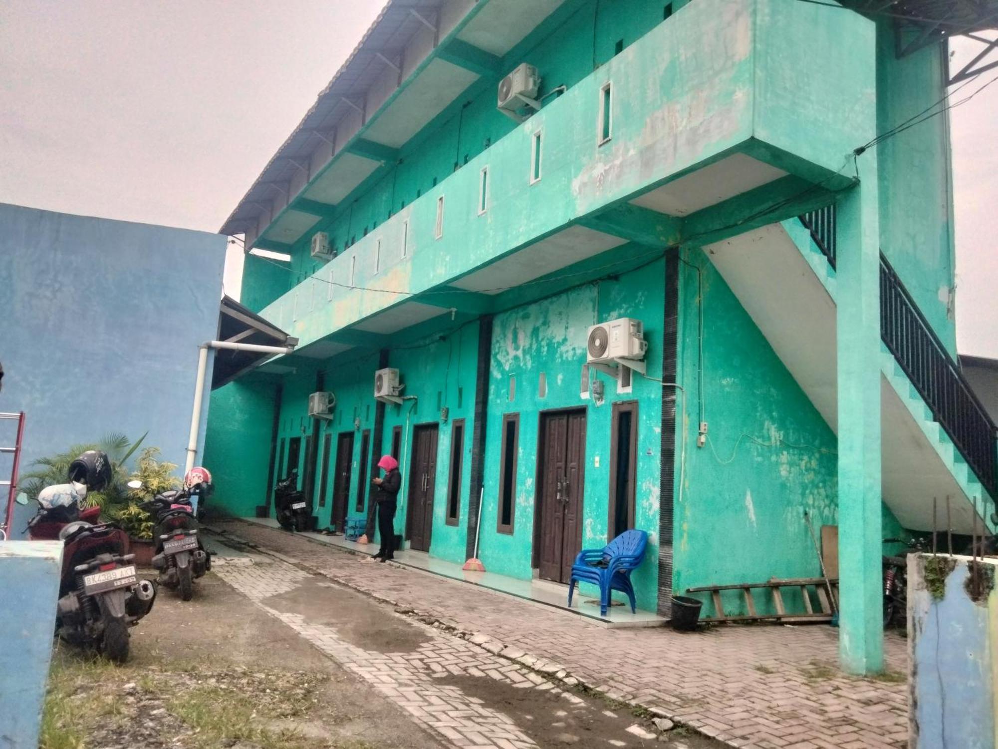 Spot On 92839 Nany Asoka Syariah Near Anyong Cafe 2*